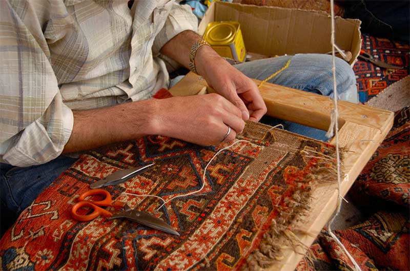 L'Atelier TAPISPERSE 06 : Restauration, réparation et nettoyage de tapis d’Orient sur Nice et les alentours.. Restauration Artisanale à la Main : Réparation des franges de tapis. Réparation des lisières de tapis. Traitement des trames de tapis. Relainage de tapis. Raviement des couleurs de tapis. Traitement des mites de tapis. Dépoussiérage et dessablage de tapis. La Nettoyage artisanale à l’ancienne exclusivement à la main : lavage, nettoyage de tapis.  Intervention sur Nice et les alentours. L'Atelier Tapisperse 06