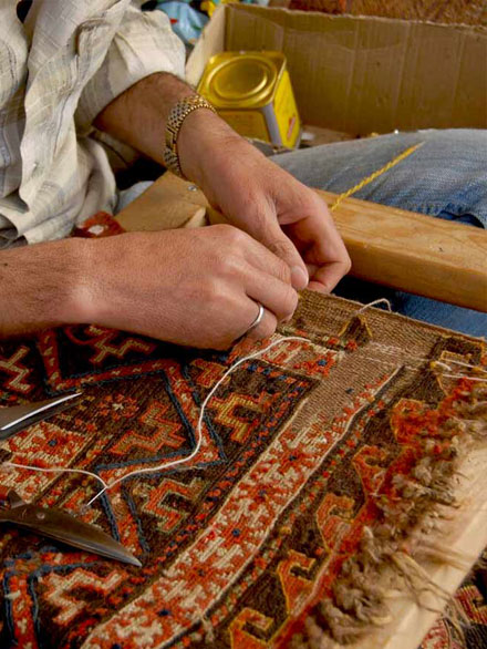 L'Atelier TAPISPERSE 06 : Restauration, réparation et nettoyage de tapis d’Orient sur Nice et les alentours.. Restauration Artisanale à la Main : Réparation des franges de tapis. Réparation des lisières de tapis. Traitement des trames de tapis. Relainage de tapis. Raviement des couleurs de tapis. Traitement des mites de tapis. Dépoussiérage et dessablage de tapis. La Nettoyage artisanale à l’ancienne exclusivement à la main : lavage, nettoyage de tapis.  Intervention sur Nice et les alentours. L'Atelier Tapisperse 06