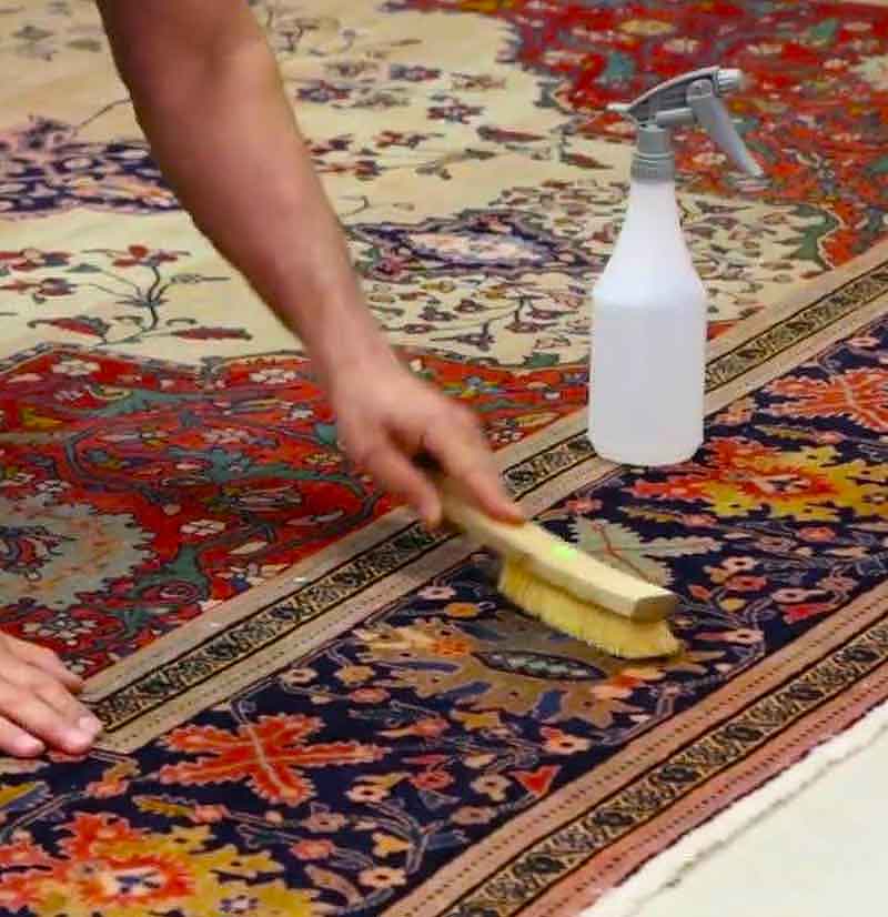 Nettoyage de tapis - L'Atelier TAPISPERSE 06  sur Nice et les alentours : Dépoussiérage, déssablage, fixation des couleurs des tapis anciens, nettoyage artisanal de tapis à la main, désinfection naturelle, séchage contrôlé, Inspection finale .  Rénovation de tapis après les dégâts des animaux, mites ...  Intervention sur Nice et les alentours. L'Atelier Tapisperse 06