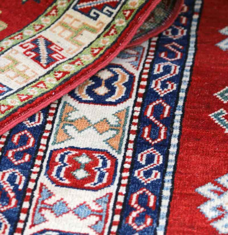 Nettoyage de tapis - L'Atelier TAPISPERSE 06  sur Nice et les alentours : Dépoussiérage, déssablage, fixation des couleurs des tapis anciens, nettoyage artisanal de tapis à la main, désinfection naturelle, séchage contrôlé, Inspection finale .  Rénovation de tapis après les dégâts des animaux, mites ...  Intervention sur Nice et les alentours. L'Atelier Tapisperse 06