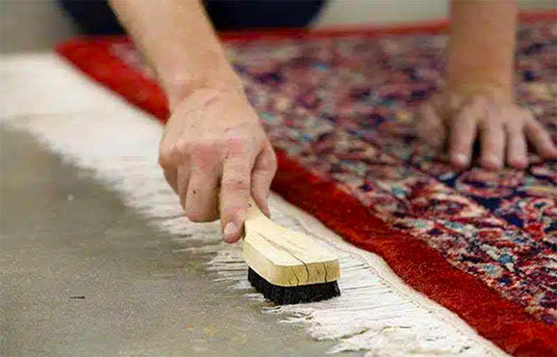 Nettoyage de tapis - L'Atelier TAPISPERSE 06  sur Nice et les alentours : Dépoussiérage, déssablage, fixation des couleurs des tapis anciens, nettoyage artisanal de tapis à la main, désinfection naturelle, séchage contrôlé, Inspection finale .  Rénovation de tapis après les dégâts des animaux, mites ...  Intervention sur Nice et les alentours. L'Atelier Tapisperse 06