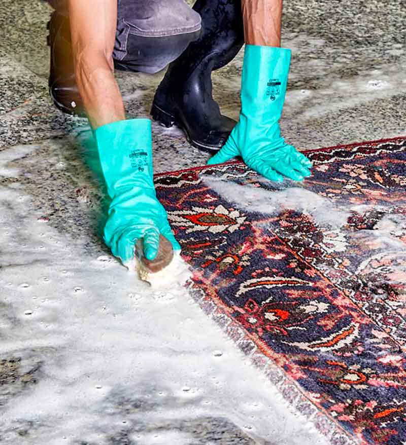 Nettoyage de tapis - L'Atelier TAPISPERSE 06  sur Nice et les alentours : Dépoussiérage, déssablage, fixation des couleurs des tapis anciens, nettoyage artisanal de tapis à la main, désinfection naturelle, séchage contrôlé, Inspection finale .  Rénovation de tapis après les dégâts des animaux, mites ...  Intervention sur Nice et les alentours. L'Atelier Tapisperse 06