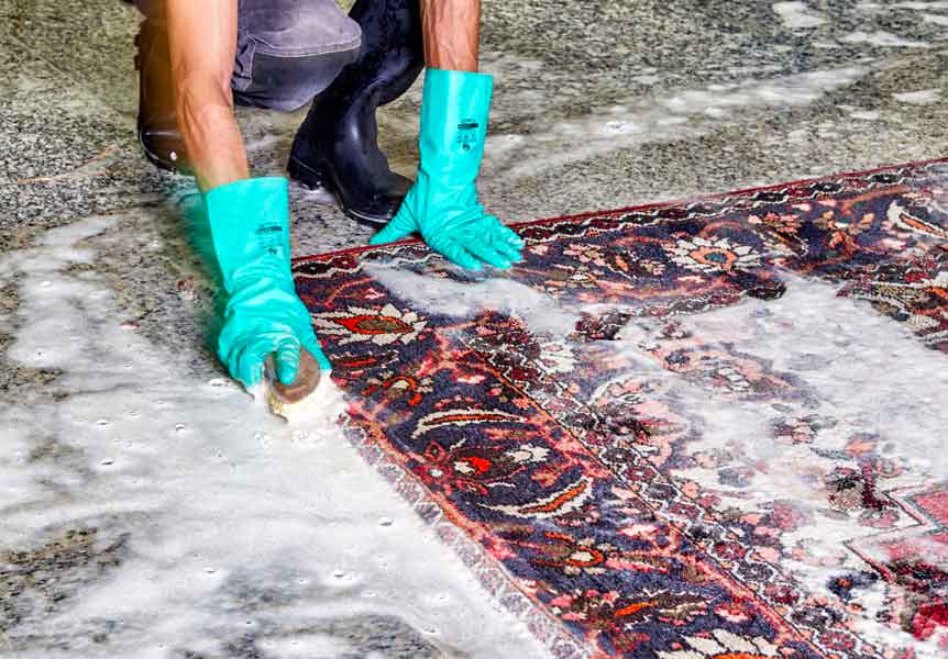 Nettoyage de tapis - L'Atelier TAPISPERSE 06  sur Nice et les alentours : Dépoussiérage, déssablage, fixation des couleurs des tapis anciens, nettoyage artisanal de tapis à la main, désinfection naturelle, séchage contrôlé, Inspection finale .  Rénovation de tapis après les dégâts des animaux, mites ...  Intervention sur Nice et les alentours. L'Atelier Tapisperse 06