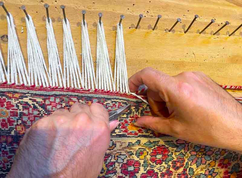 Restauration de tapis - L'Atelier TAPISPERSE 06  sur Lyon, Saint-Etienne, Bourg-en-Bresse et les alentours: Réparation restauration de tapis et tapisserie : réparation des lisières, restauration des franges de tapis, traitement des trames, resserrage des nœuds de tapis, Relainage de tapiset reconstitution du velours, Création de teinte pour tapis, Ravivement des couleurs de vos tapis. Intervention sur Nice et les alentours. L'Atelier Tapisperse 06