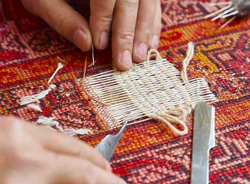 Restauration de tapis - L'Atelier TAPISPERSE 06  sur Lyon, Saint-Etienne, Bourg-en-Bresse et les alentours: Réparation restauration de tapis et tapisserie : réparation des lisières, restauration des franges de tapis, traitement des trames, resserrage des nœuds de tapis, Relainage de tapiset reconstitution du velours, Création de teinte pour tapis, Ravivement des couleurs de vos tapis. Intervention sur Nice et les alentours. L'Atelier Tapisperse 06