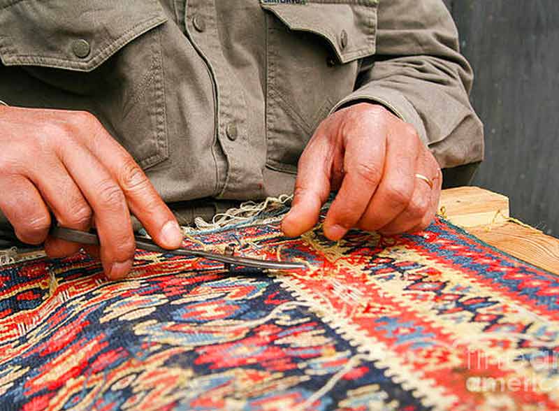 Restauration de tapis - L'Atelier TAPISPERSE 06  sur Lyon, Saint-Etienne, Bourg-en-Bresse et les alentours: Réparation restauration de tapis et tapisserie : réparation des lisières, restauration des franges de tapis, traitement des trames, resserrage des nœuds de tapis, Relainage de tapiset reconstitution du velours, Création de teinte pour tapis, Ravivement des couleurs de vos tapis. Intervention sur Nice et les alentours. L'Atelier Tapisperse 06