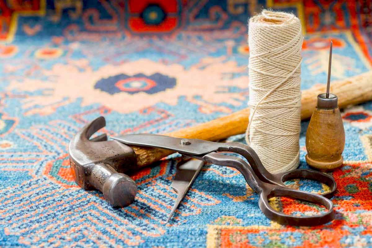 Restauration de tapis - L'Atelier TAPISPERSE 06  sur Lyon, Saint-Etienne, Bourg-en-Bresse et les alentours: Réparation restauration de tapis et tapisserie : réparation des lisières, restauration des franges de tapis, traitement des trames, resserrage des nœuds de tapis, Relainage de tapiset reconstitution du velours, Création de teinte pour tapis, Ravivement des couleurs de vos tapis. Intervention sur Nice et les alentours. L'Atelier Tapisperse 06