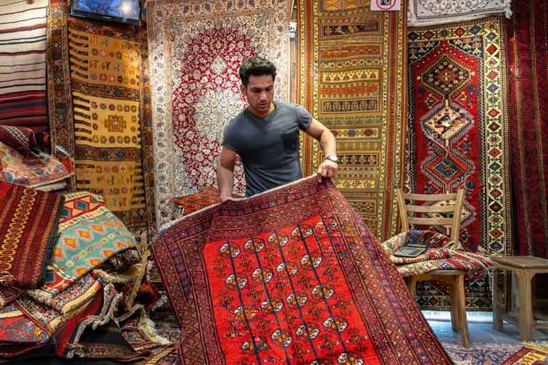 L'Atelier TAPISPERSE 06 : Restauration, réparation et nettoyage de tapis d’Orient sur Nice et les alentours.. Restauration Artisanale à la Main : Réparation des franges de tapis. Réparation des lisières de tapis. Traitement des trames de tapis. Relainage de tapis. Raviement des couleurs de tapis. Traitement des mites de tapis. Dépoussiérage et dessablage de tapis. La Nettoyage artisanale à l’ancienne exclusivement à la main : lavage, nettoyage de tapis.  Intervention sur Nice et les alentours. L'Atelier Tapisperse 06